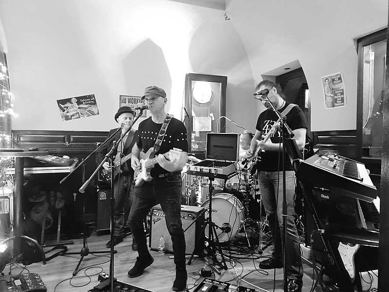 Osječki band D'INTRIGA otvara ciklus pop-rock koncerata "SVIRKE ČETVRTKOM" 