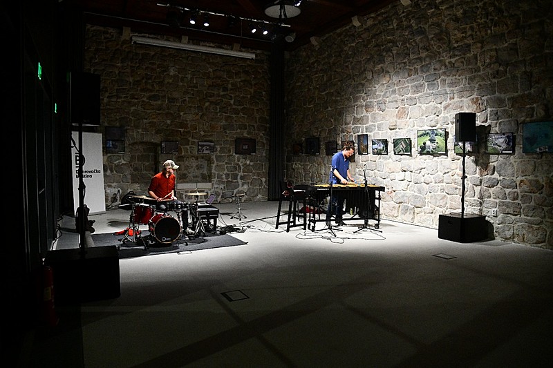 KONCERT elektronske  glazbe za VIBRAFON I BUBNJEVE u izvedbi gl. dvojca DIGITAL TWIN!