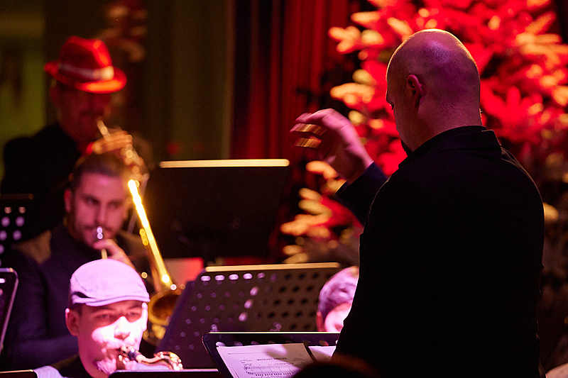 Big band Osijek& Vokalni sastav Persone : Koncert ŽENAMA NA DAR 